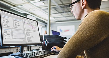 컴퓨터에서 LabVIEW 코드에 대한 작업 중인 남성