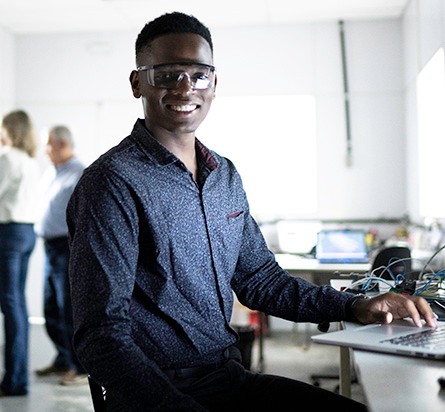 Ein NI-Partner unterstützt ein Team von Ingenieuren bei der Konfiguration des Batterietestsystems gemäß ihren Testanforderungen